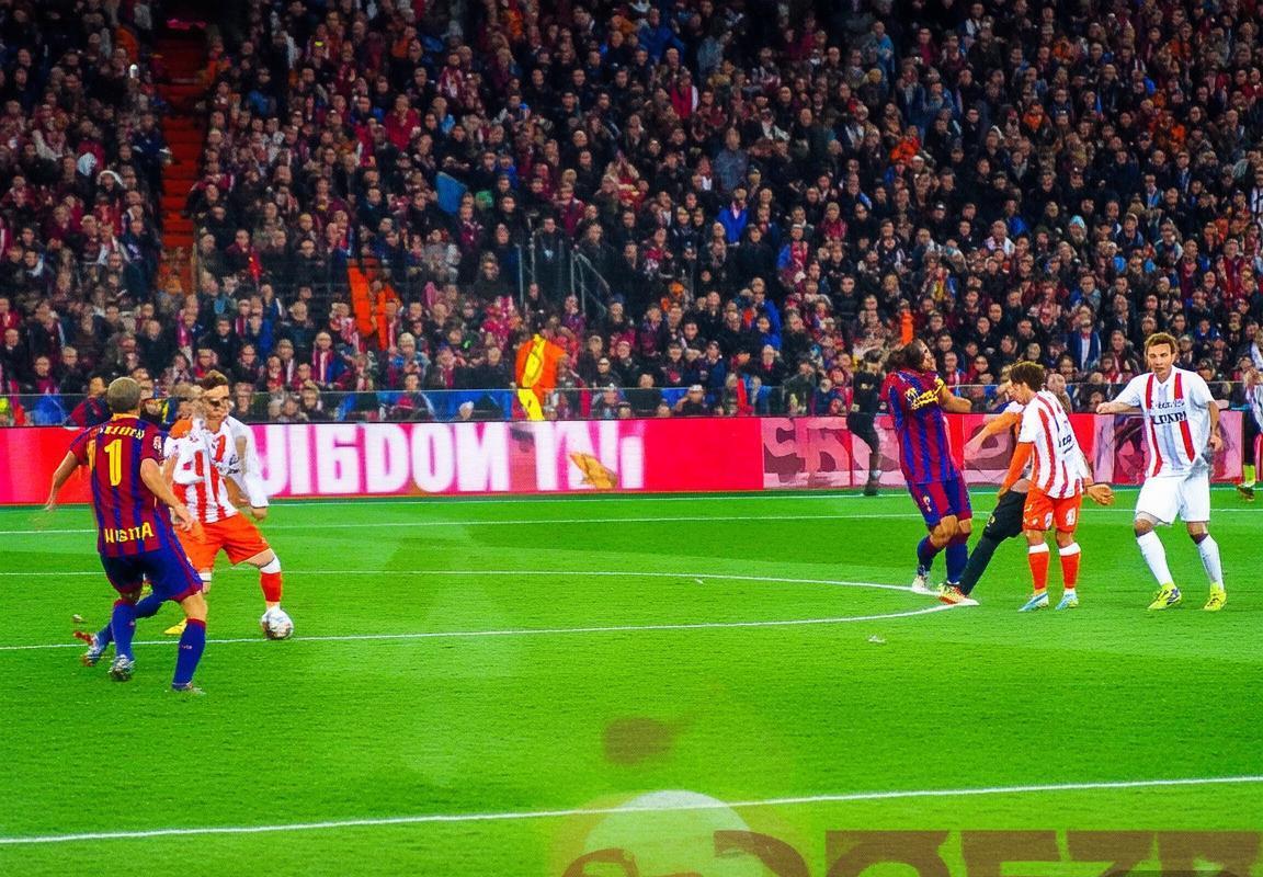 巴塞罗那vs埃因霍温：诺坎普球场激情对决回顾(图3)